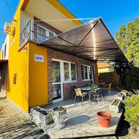 Gabi Haz Apartmanok*** ไฮจ์ดุสโซบอสโล ภายนอก รูปภาพ